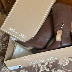 Dolce Vita Brown Heeled Boots Sleek Leather Design